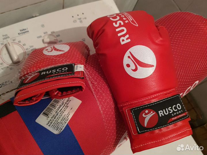 Боксерские перчатки и груша Спорт