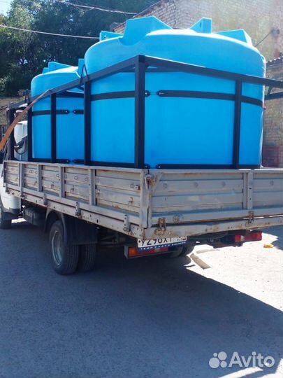 Ёмкость из полиэтилена для воды в обрешетке