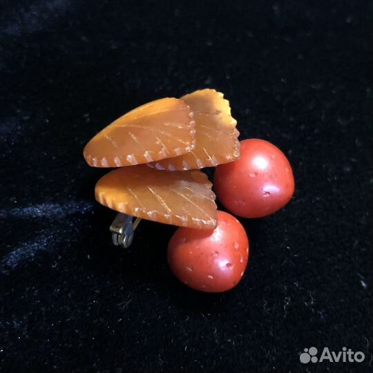 Брошь клубника янтарь