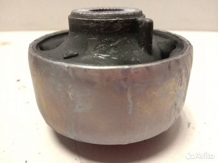 Сайлентблок переднего рачага зад Volkswagen Golf