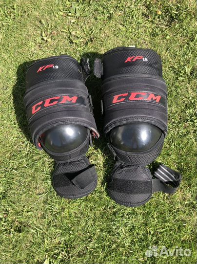 Наколенники, коньки, клюшки