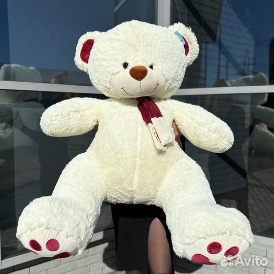 Белый плюшевый медведь