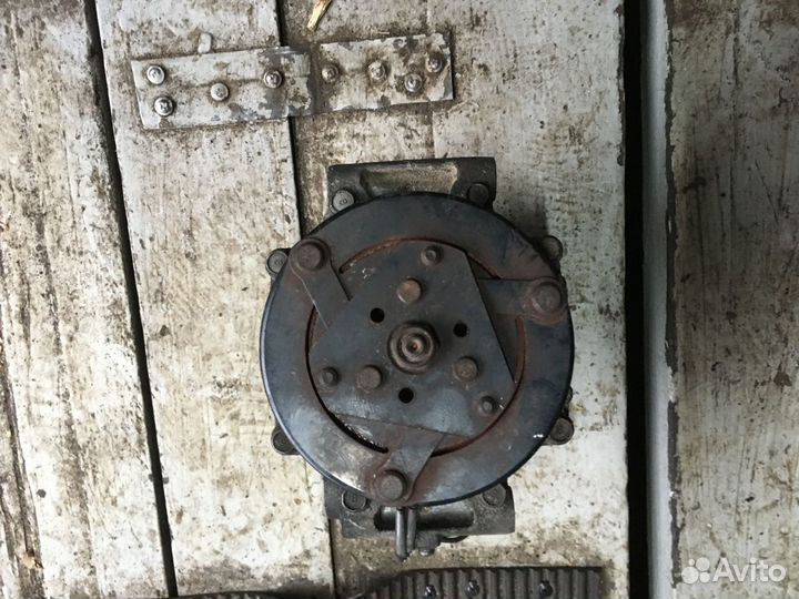 Компрессор кондиционера Mitsubishi мазда