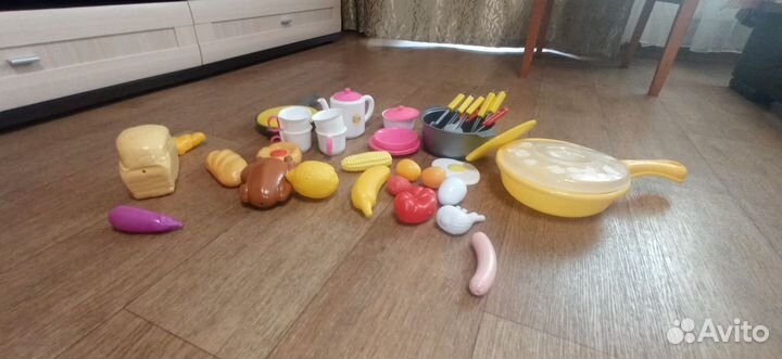 Набор посуды, фрукты, хлеб, овощи