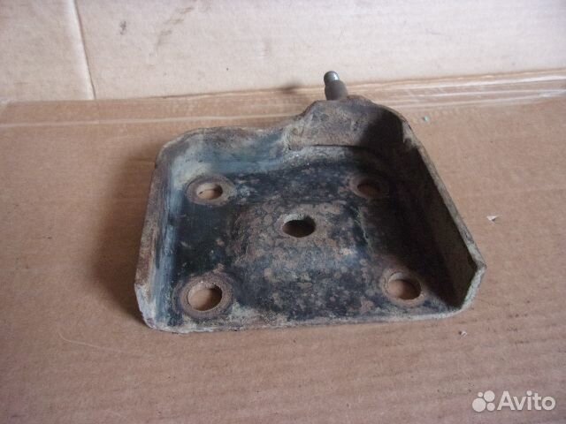 Опель Фронтера А 92-95г., нижнее крепление рессоры