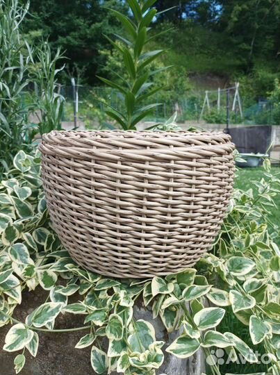 Кашпо из искусственного ротанга