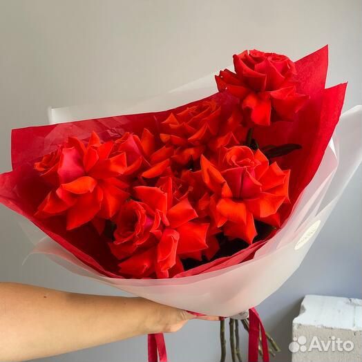 Букет из очень стойких алых французских роз