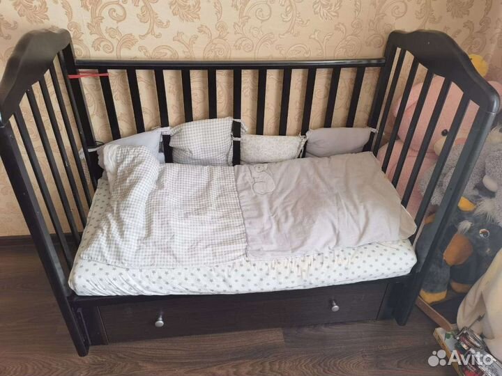 Детская кроватка с продольным маятником и ящиком