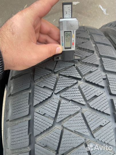 Bridgestone Blizzak DM-V2 285/45 R22 110T