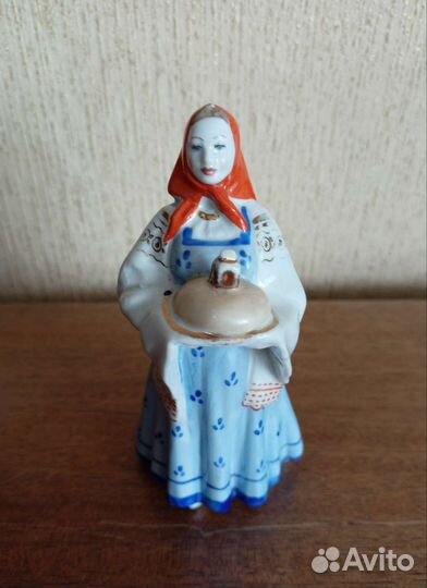Фарфоровая статуэтка 