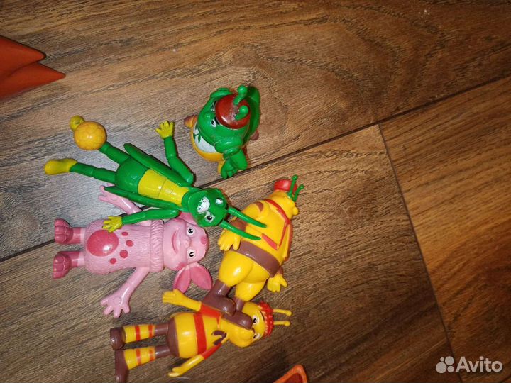 Игрушки, детские журналы и карточки