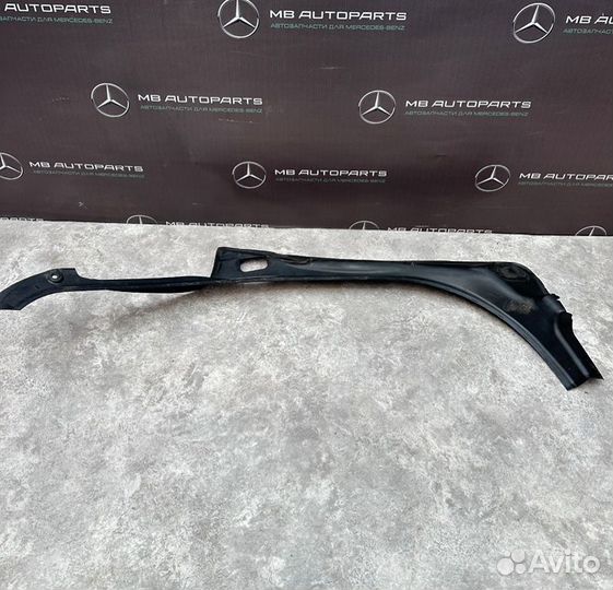 Накладка багажника задняя правая Mercedes-Benz