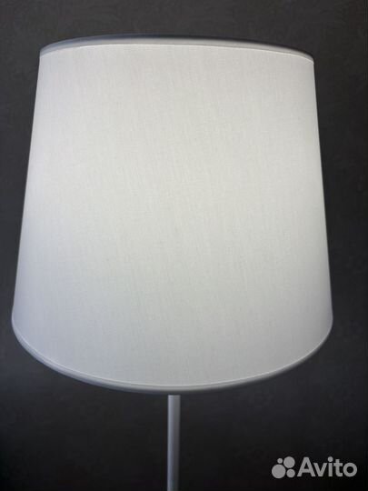 Белый напольный торшер