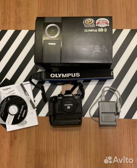 Olympus OM-D E-M1 +hld-7