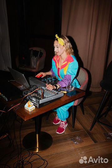 Диджей с оборудованием на мероприятие