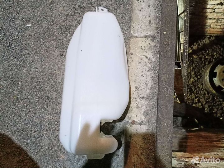 Бачок омывателя LADA, renault. 289100401R