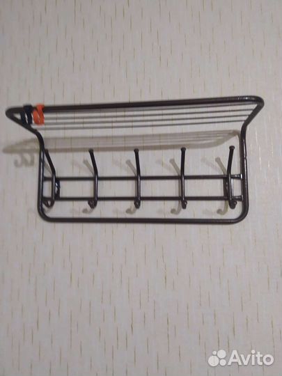 Вешалка и пуфик в прихожую