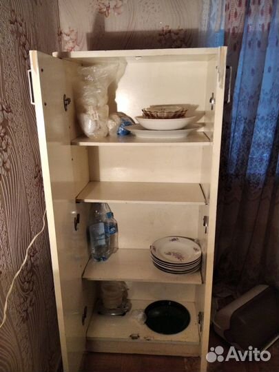 Пенал и шкафы подвесные на кухню