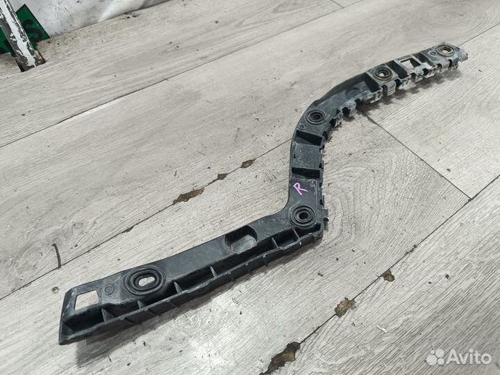 Крепление бампера заднее правое для Superb II