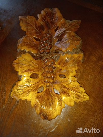 Резное панно из дерева