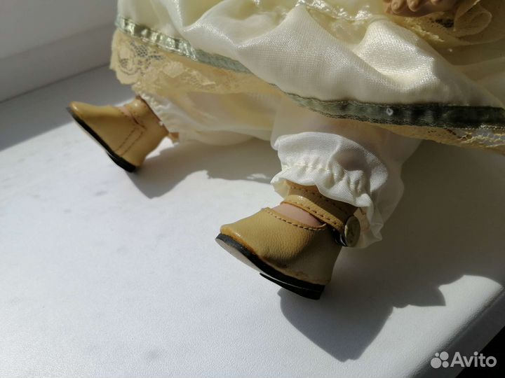 Кукла в кресле, фарфоровая, 90х годов