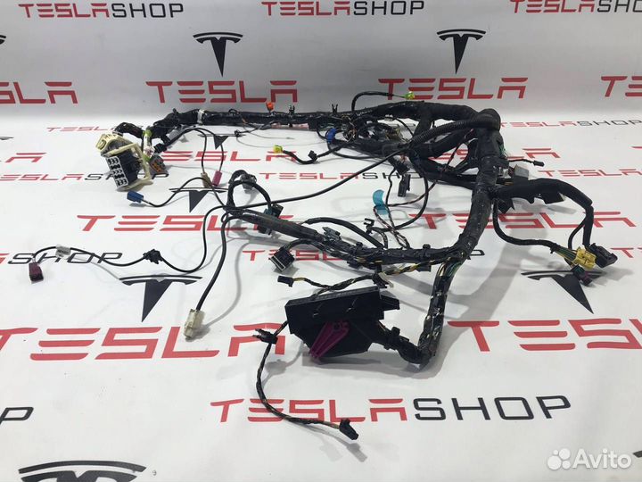 Электропроводка центральной панели Tesla Model S