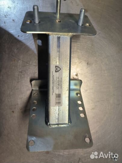 Кронштейн запасного колеса