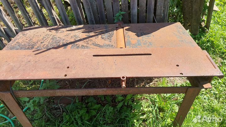 Железный стол с двигателем