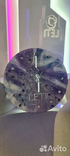 Часы настенные из эпоксидной смолы