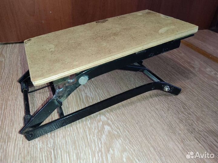 Подставка под ногу для игры на гирате