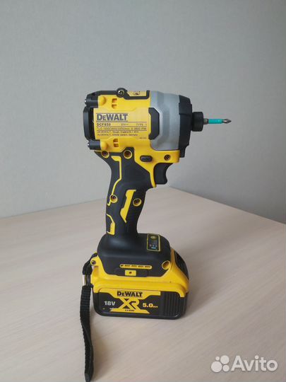 Ударный винтоверт Dewalt DCF 850