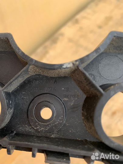 Кронштейн крепления бампера правый VW passat Cc (2