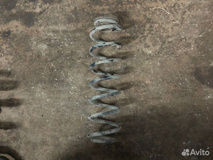 Volkswagen polo пружина задняя