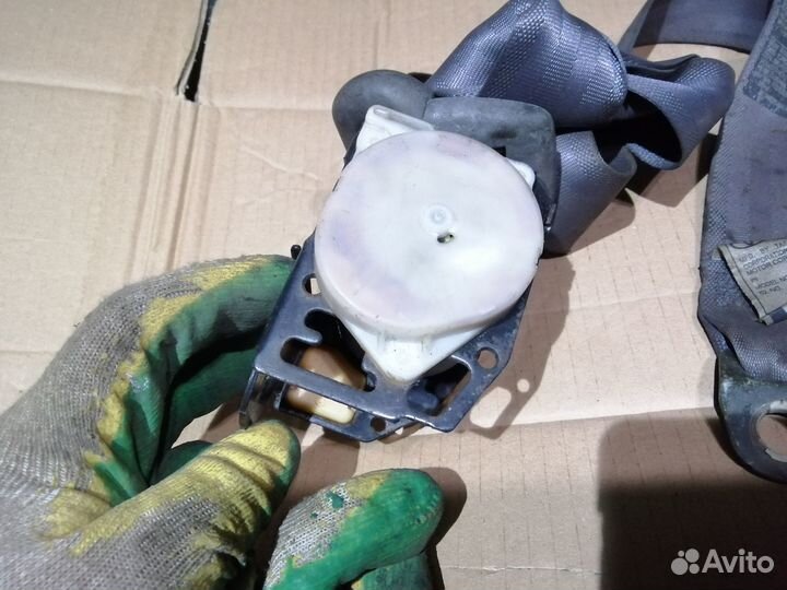 Ремень безопасности задний Toyota Land Cruiser 100