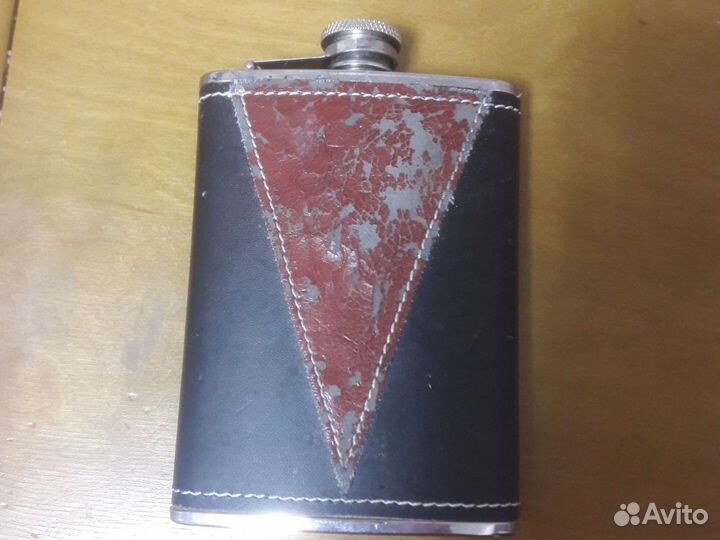 Две фляжки и стопки