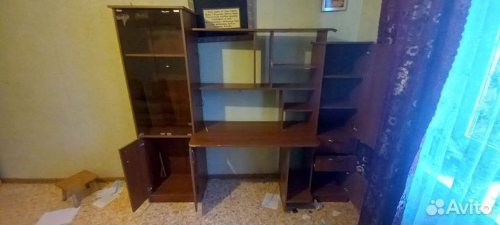 Письменный стол с ящиками и полками