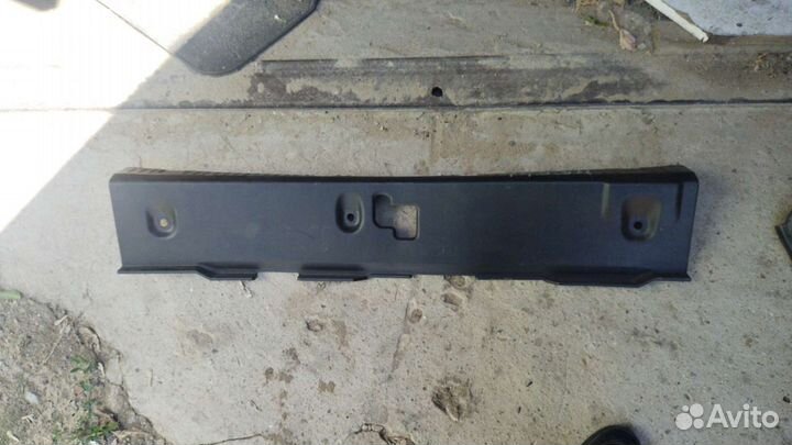 Накладка замка багажника Nissan Primera 12