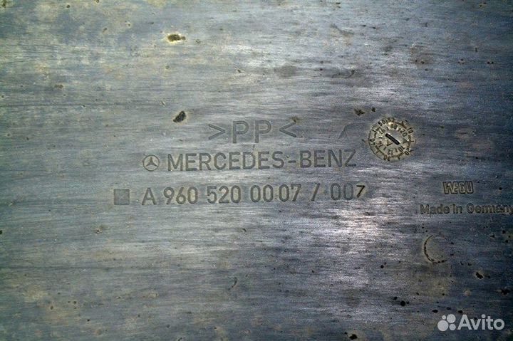 Крыло ведущего моста, верхнее правое mercedes-benz