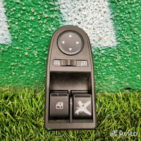 Блок кнопок стеклоподъемника на Лада Гранта 1