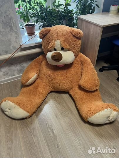 Большой плюшевый медведь