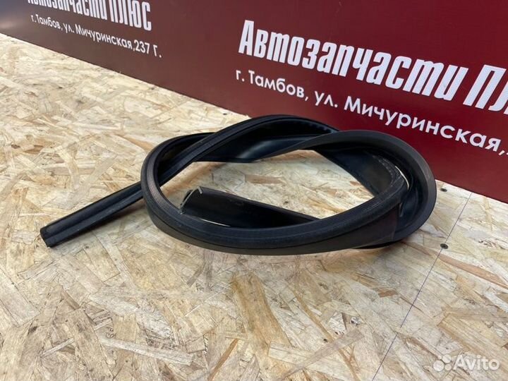 Уплотнительная резинка крыши правая Renault Duster