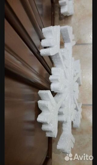 Снежинки из пенопласта