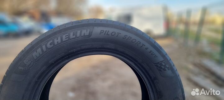 Michelin Pilot Sport 4 235/65 R17