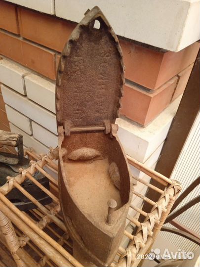 Старинный угольный утюг