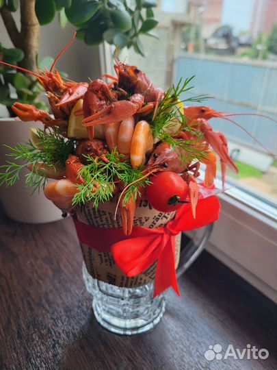 Пивная кружка с раками и креветками