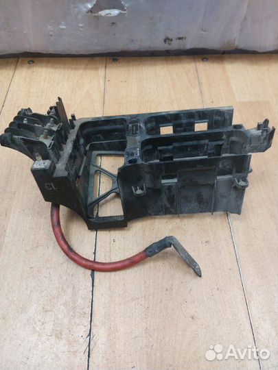 Корпус блока предохранителей Opel Zafira B Z18XER