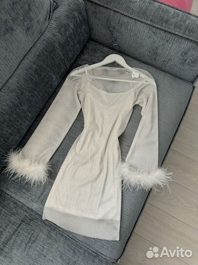 Платье из страз с перьями