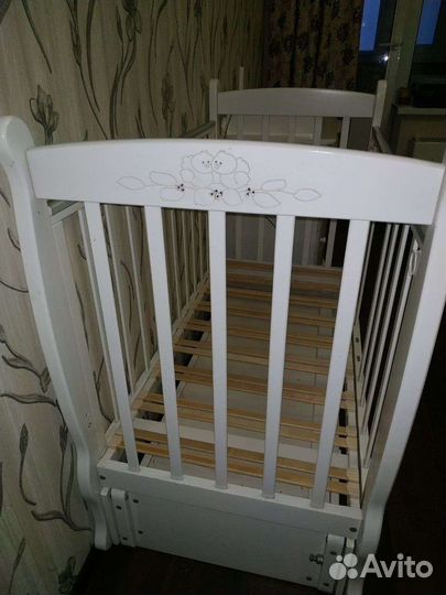 Детская кроватка с маятником