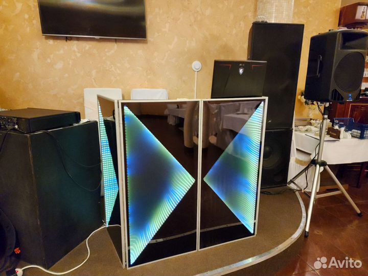 Диджей с оборудованием