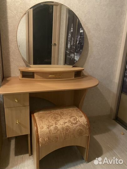 Туалетный столик с зеркалом
